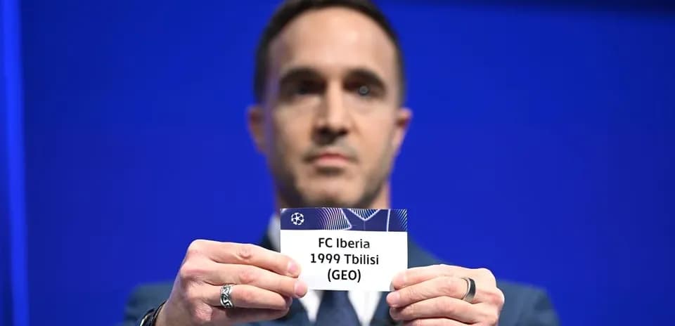 Человек держит карточку FC Iberia 1999 Tbilisi