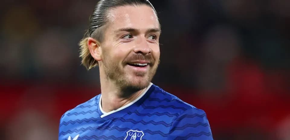 Игрок в синей форме Everton улыбается на поле