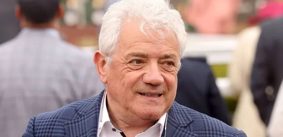 Человек в костюме на фоне других людей