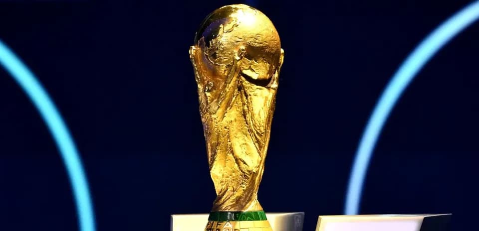 Золотой трофей Кубка мира FIFA на подиуме