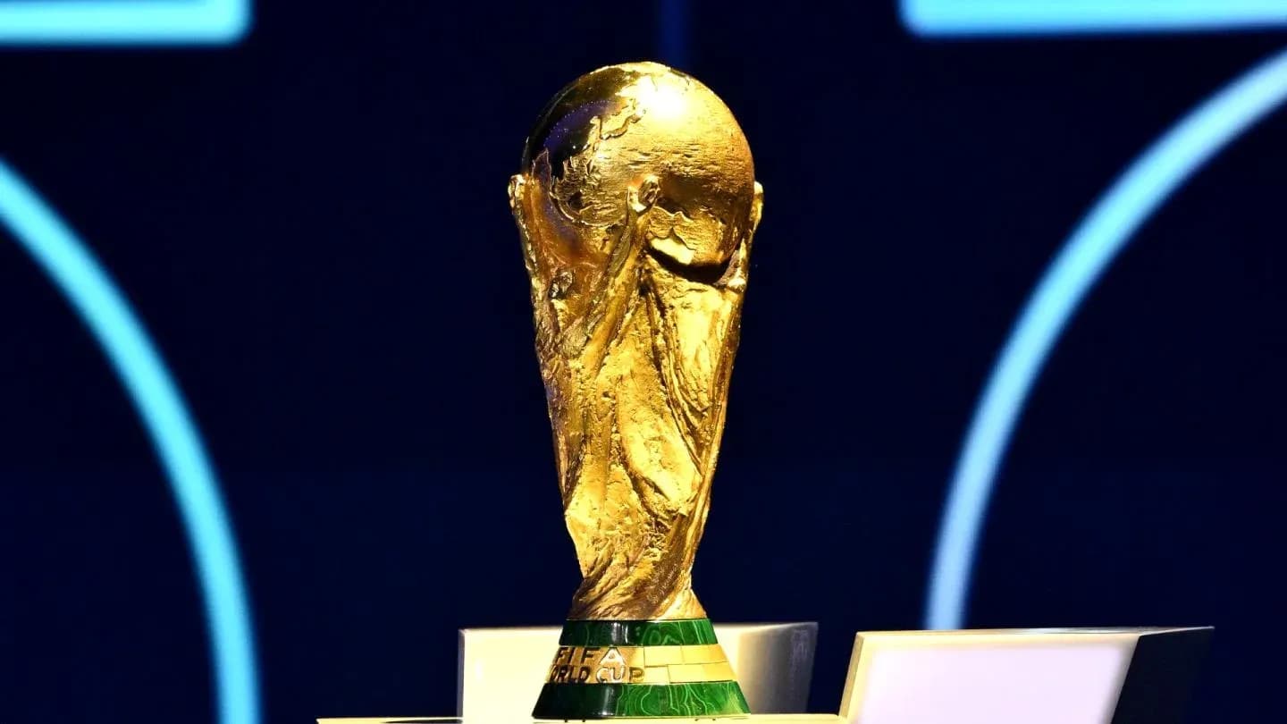 Золотой трофей Кубка мира FIFA на подиуме