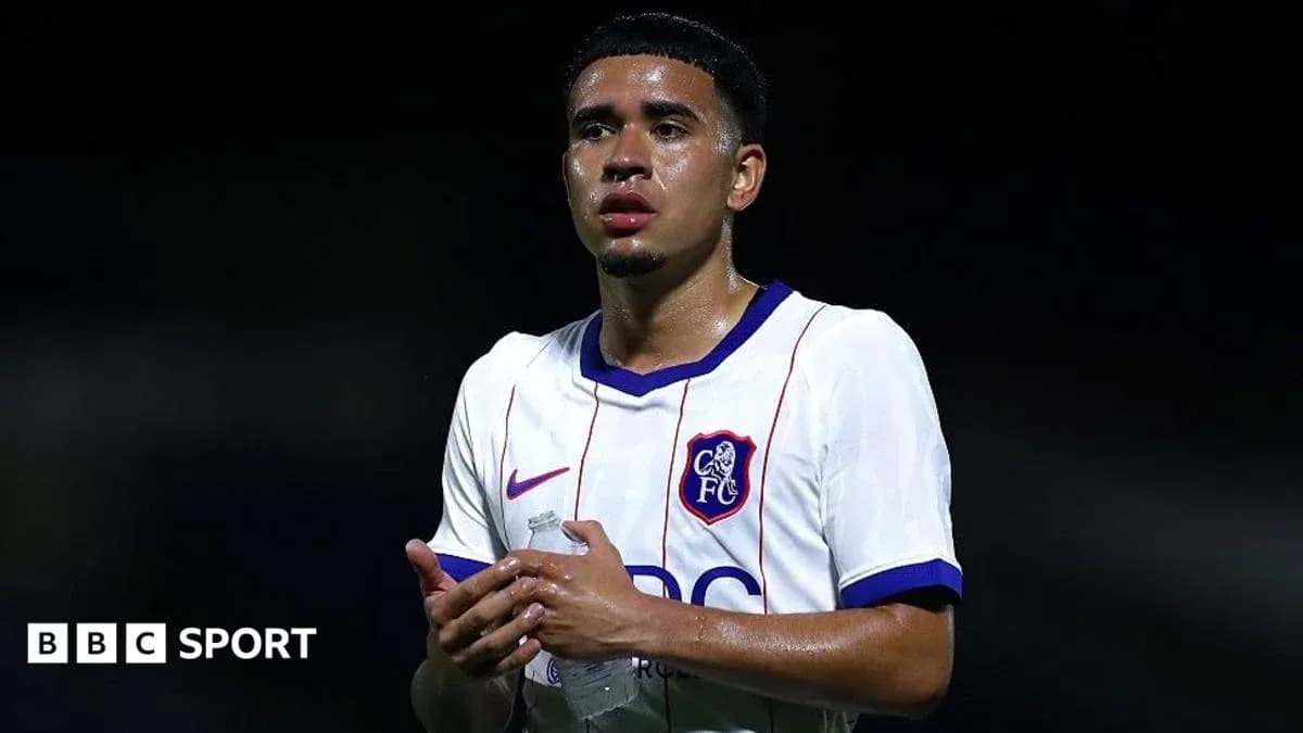 Игрок в футболке Chelsea FC после матча
