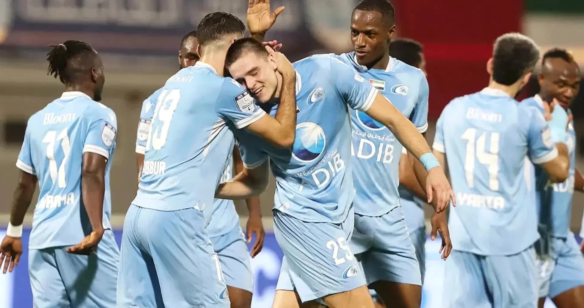 Игроки Al Dhafra U23 празднуют гол