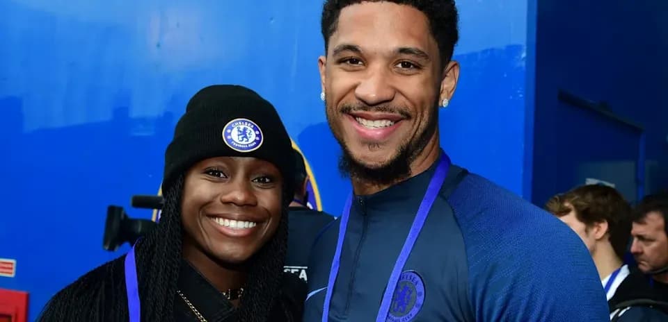 Два человека в одежде Chelsea на фоне стенда