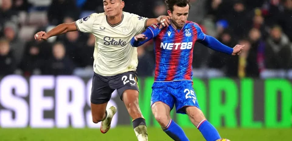 Игроки Crystal Palace и Everton в борьбе за мяч