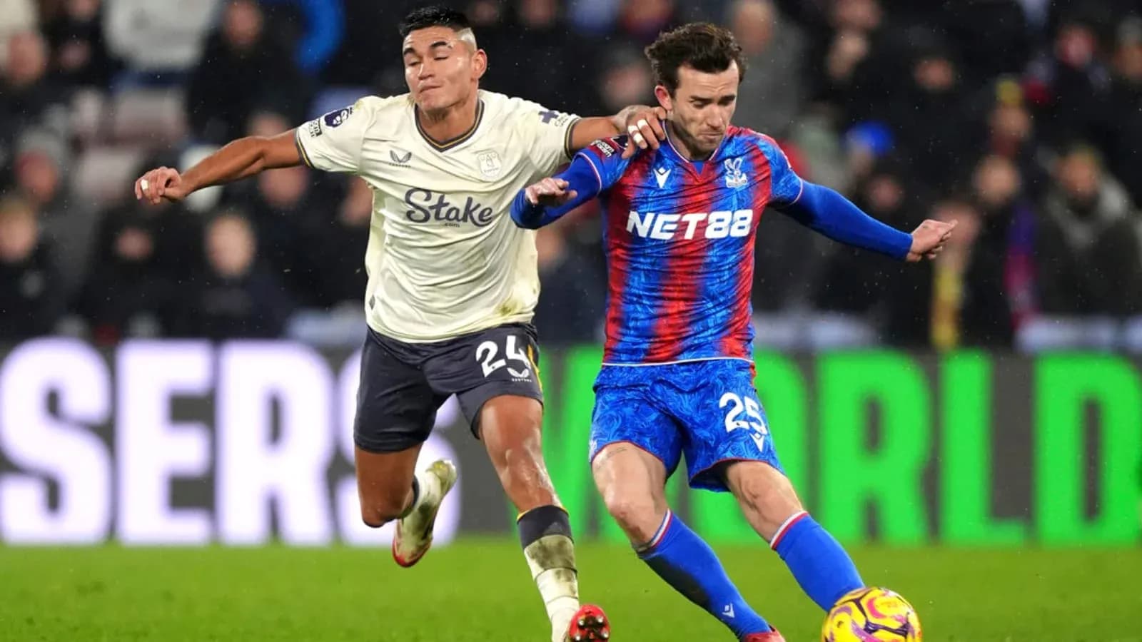 Игроки Crystal Palace и Everton в борьбе за мяч