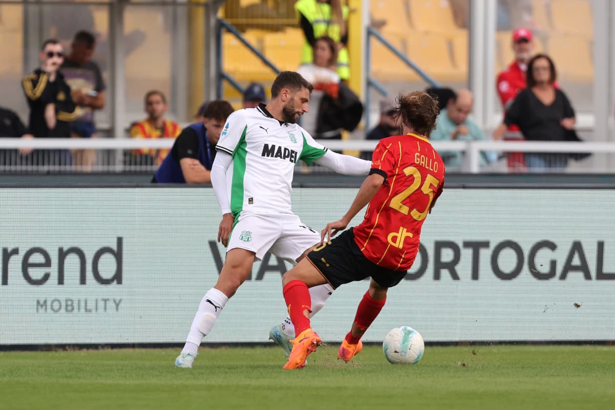 Игроки Sassuolo и Lecce в борьбе за мяч