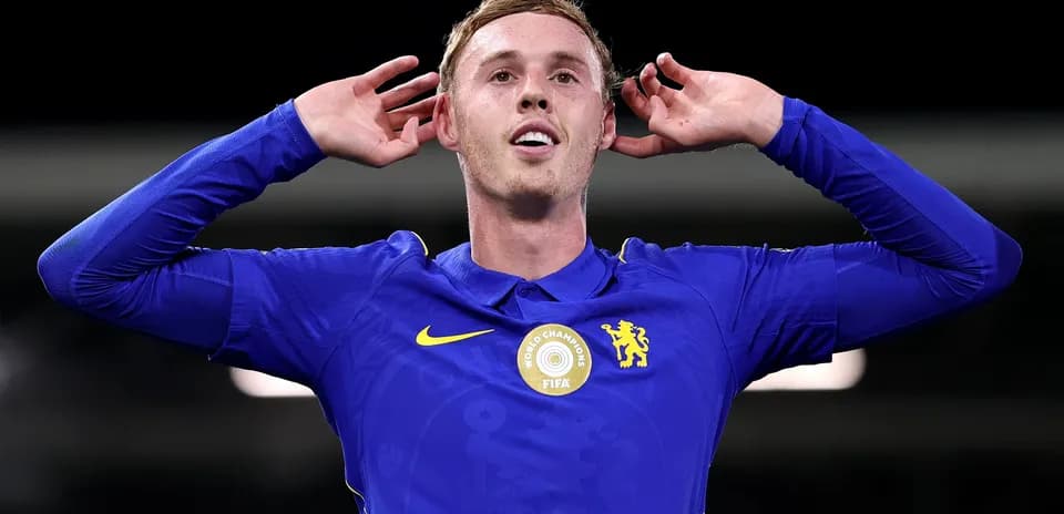 Игрок Челси празднует гол с поднятыми руками