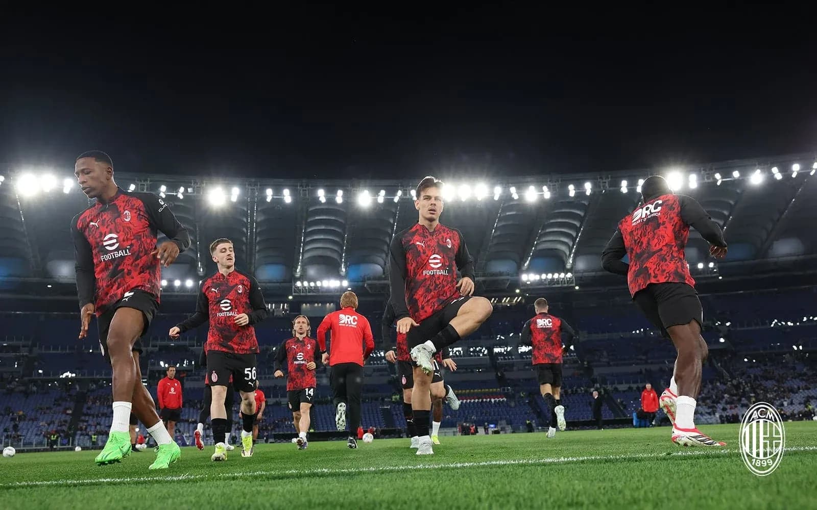 Игроки AC Milan разминаются на стадионе
