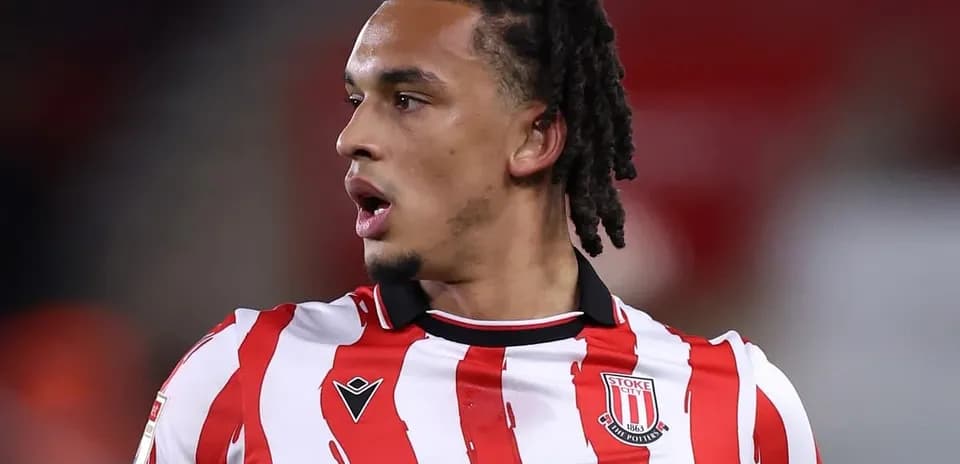Игрок в форме Stoke City на поле