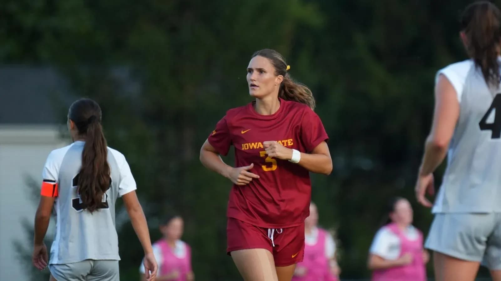 Игрок в красной форме Iowa State на поле