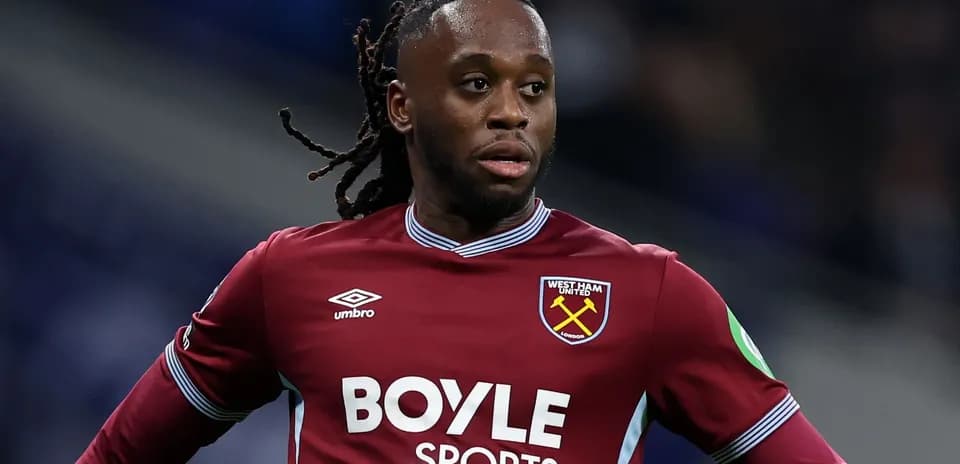 Игрок West Ham United на поле во время матча