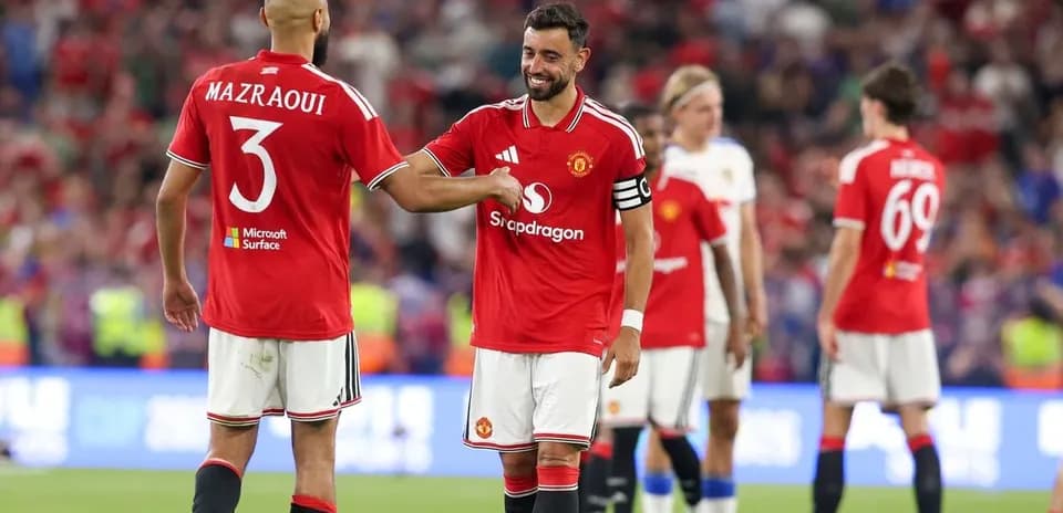 Игроки Manchester United обмениваются приветствиями после матча