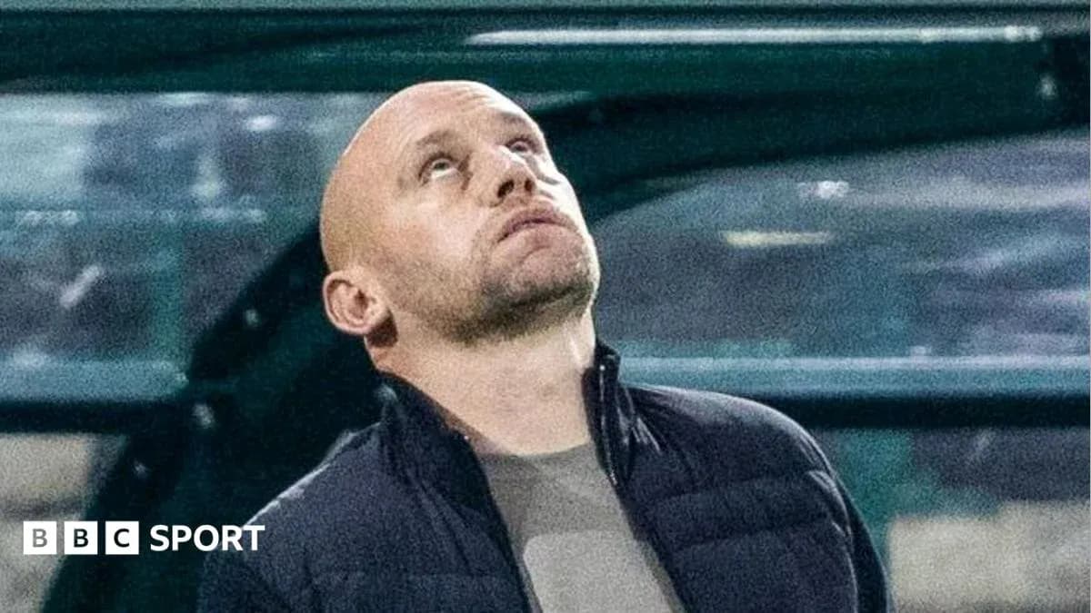 Тренер смотрит вверх во время матча