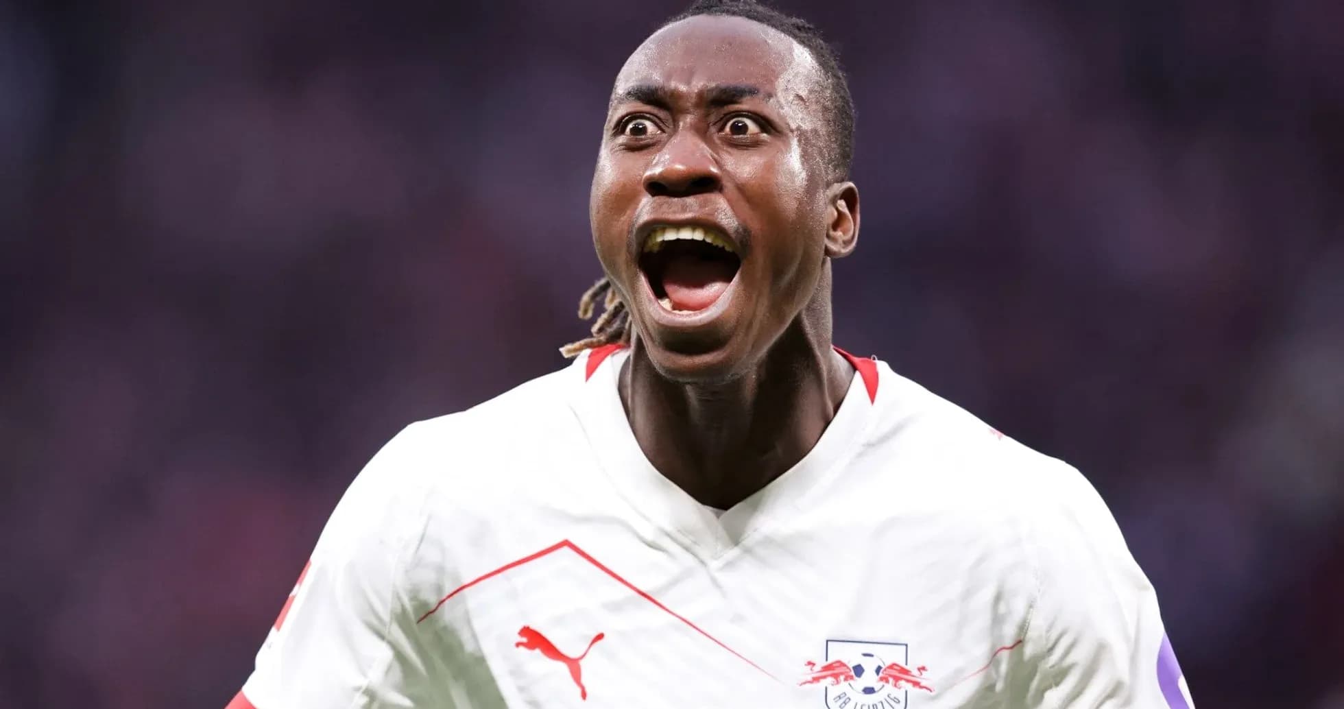 Игрок RB Leipzig празднует гол на поле