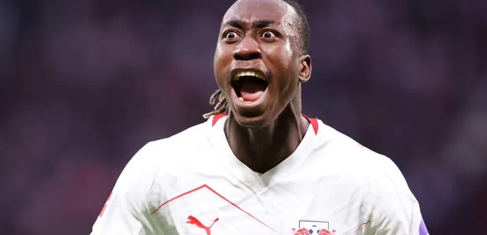 Игрок RB Leipzig празднует гол на поле