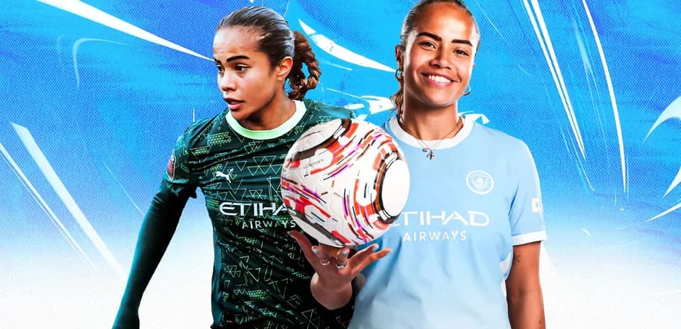 Две футболистки в форме Manchester City с мячом