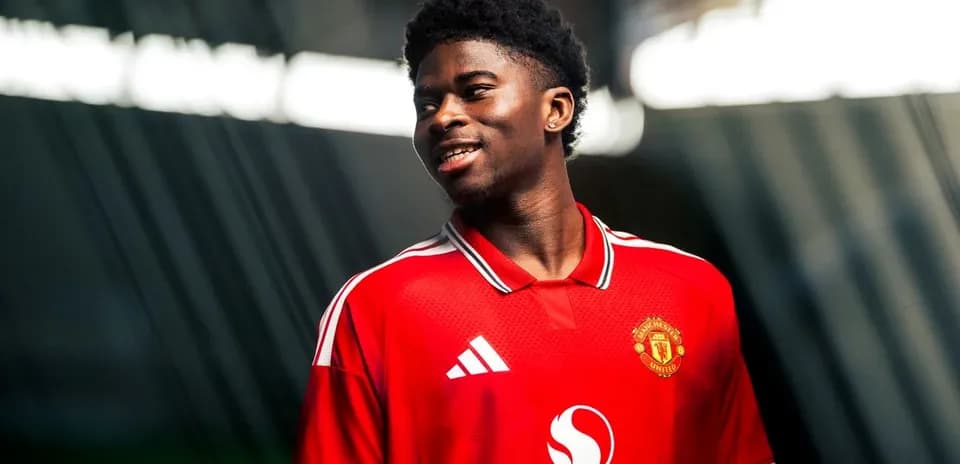 Игрок в красной футболке Manchester United на фоне