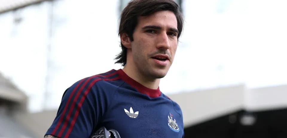 Игрок Newcastle в тренировочной форме на стадионе