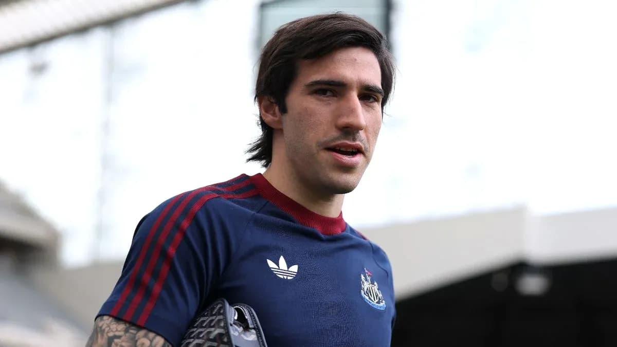 Игрок Newcastle в тренировочной форме на стадионе