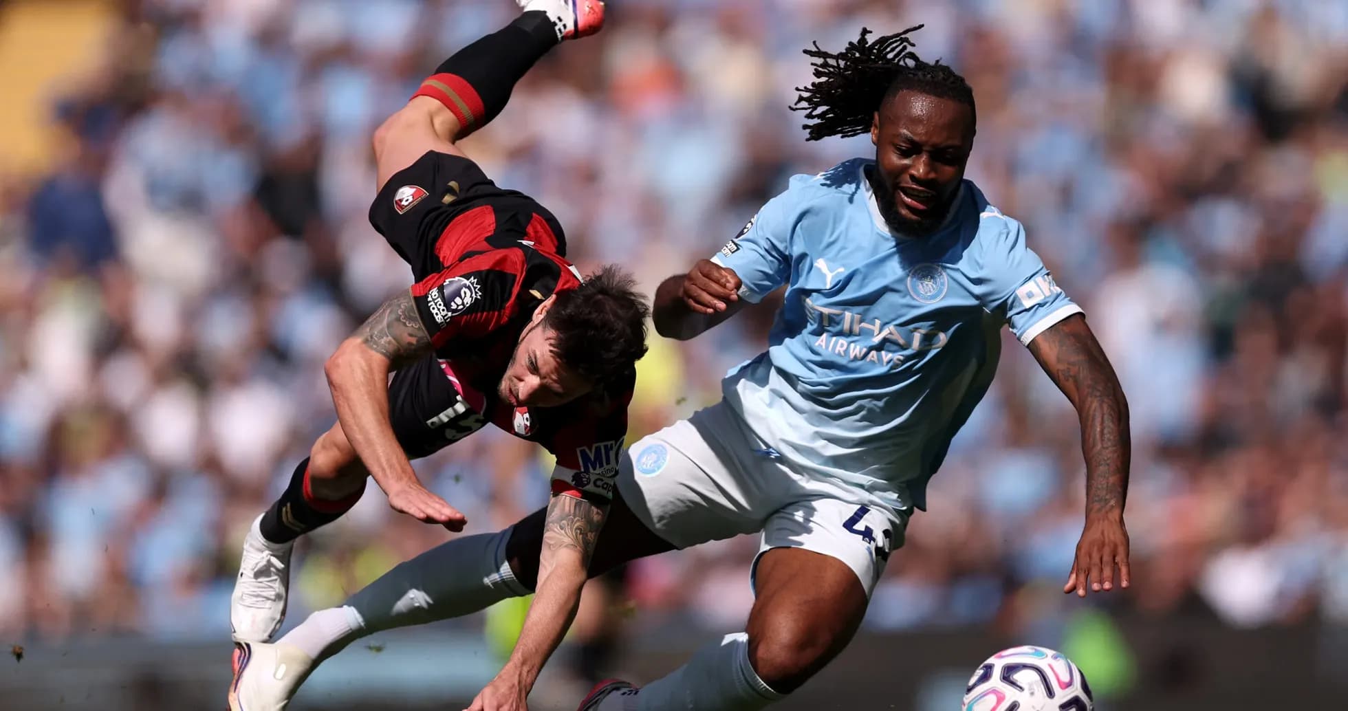 Игроки Манчестер Сити и Борнмута в борьбе за мяч