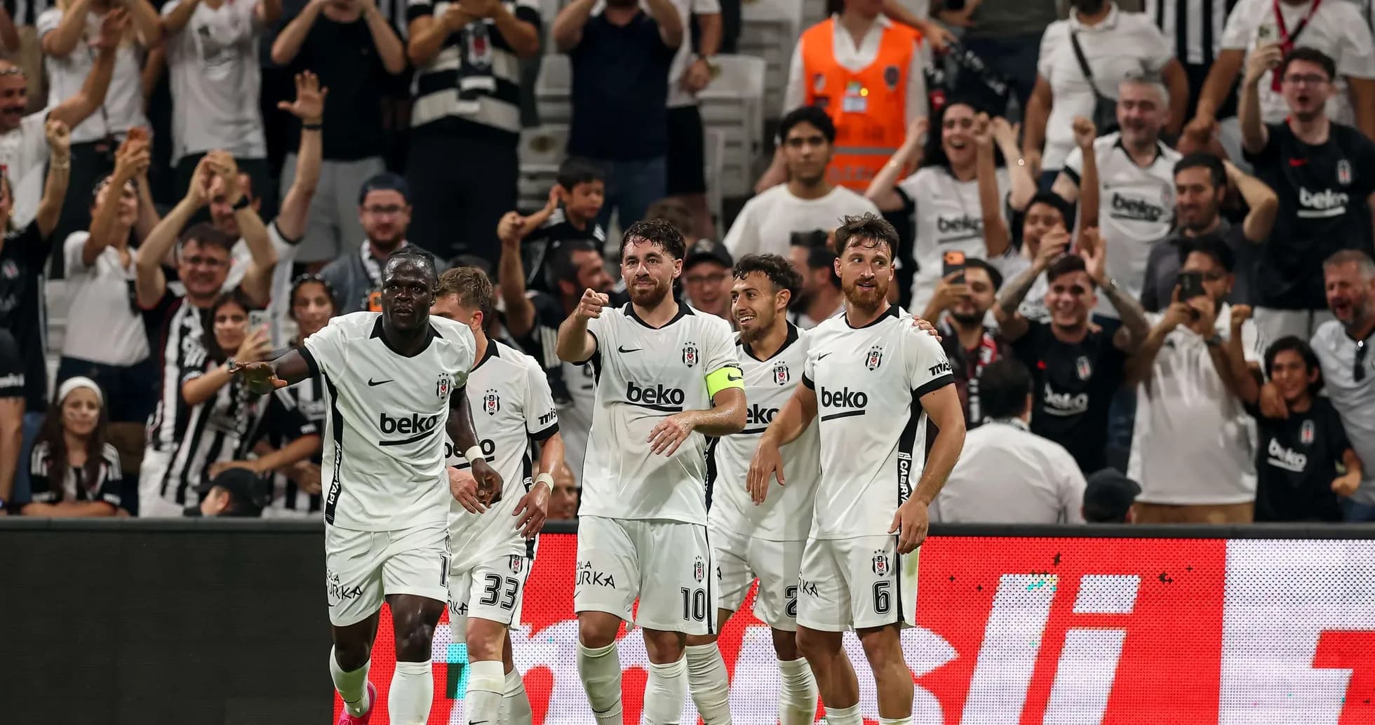 Игроки Бешикташа празднуют гол с болельщиками