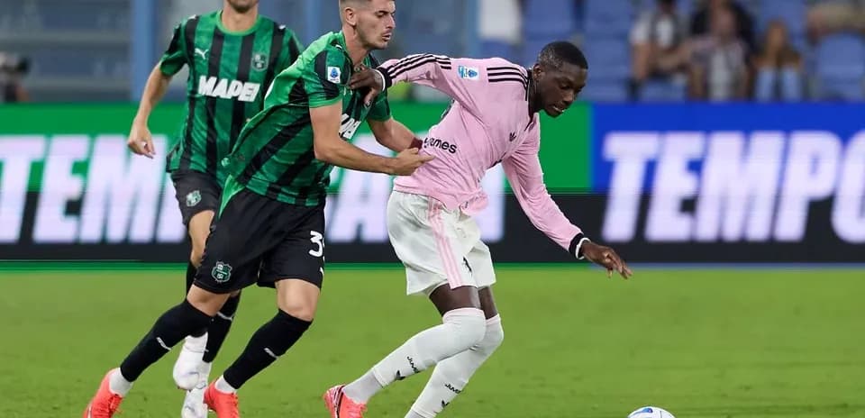 Игроки Sassuolo и Juventus в борьбе за мяч