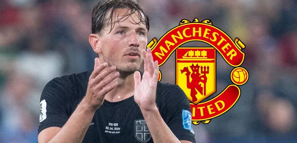 Игрок applauding на фоне логотипа Manchester United