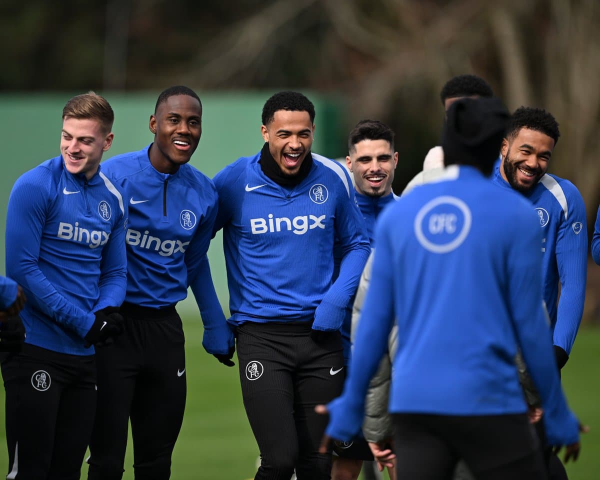 Игроки Chelsea FC смеются на тренировке