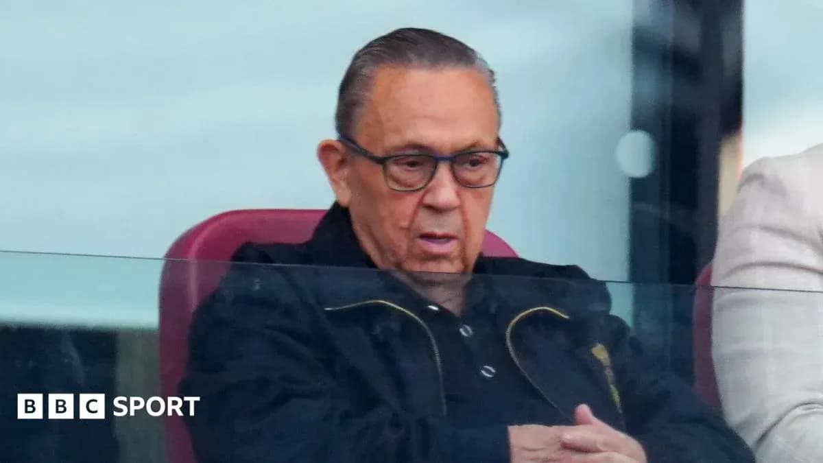 Человек в очках наблюдает за матчем с трибун