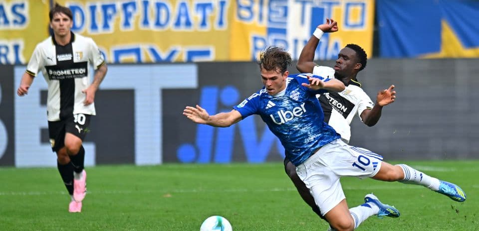 Игроки Como и Parma борются за мяч