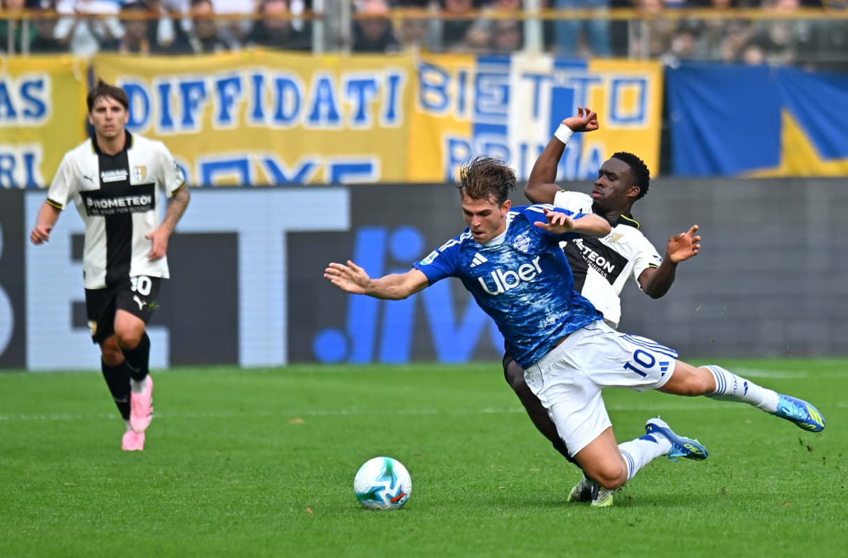 Игроки Como и Parma борются за мяч