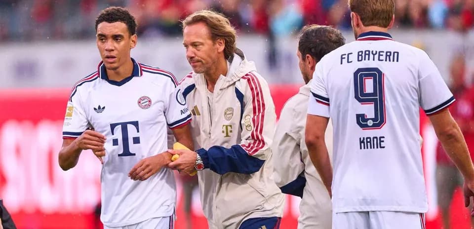 Игроки ФК Bayern на замене во время матча