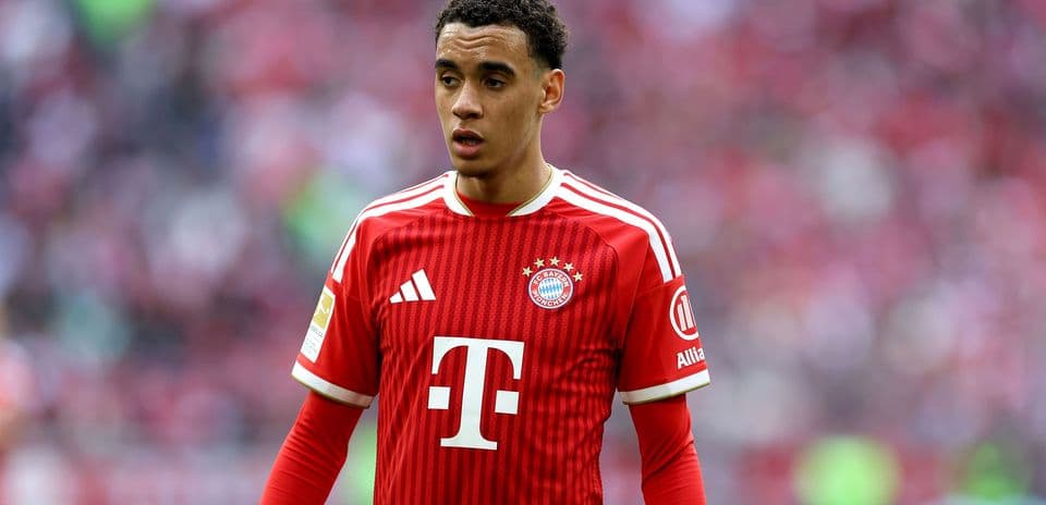 Игрок ФК Bayern München в красной форме на поле