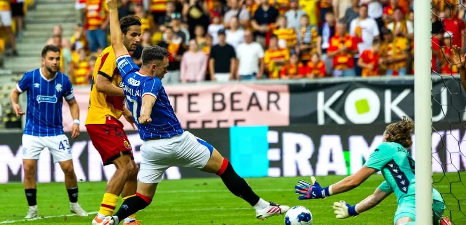 Игроки Rangers и Jagiellonia в борьбе за мяч