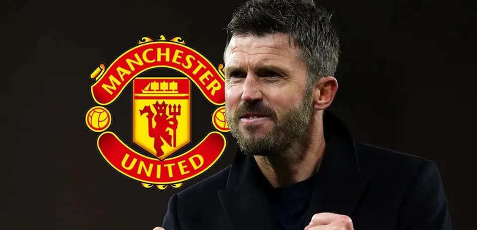 Тренер празднует победу на фоне логотипа Manchester United