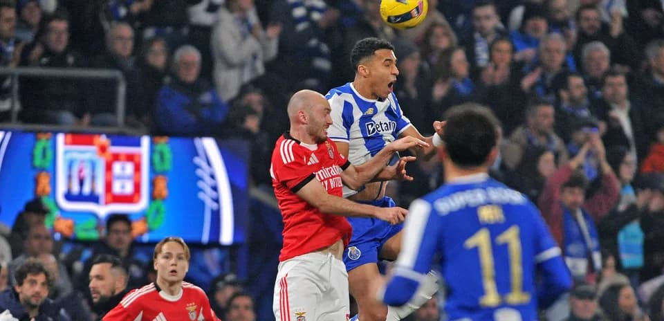 Игроки Porto и Benfica борются за мяч в воздухе