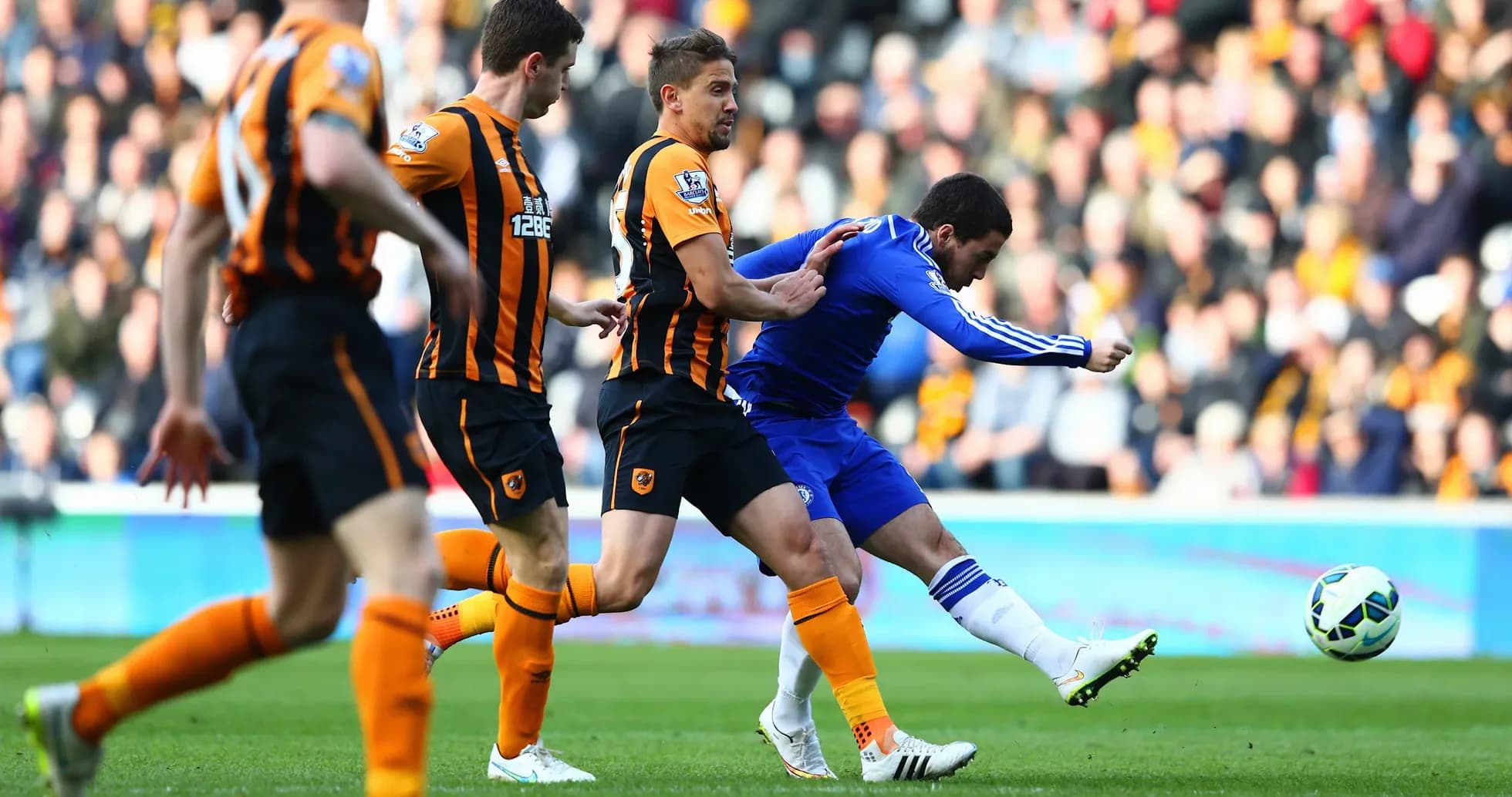 Игроки Chelsea и Hull City в борьбе за мяч
