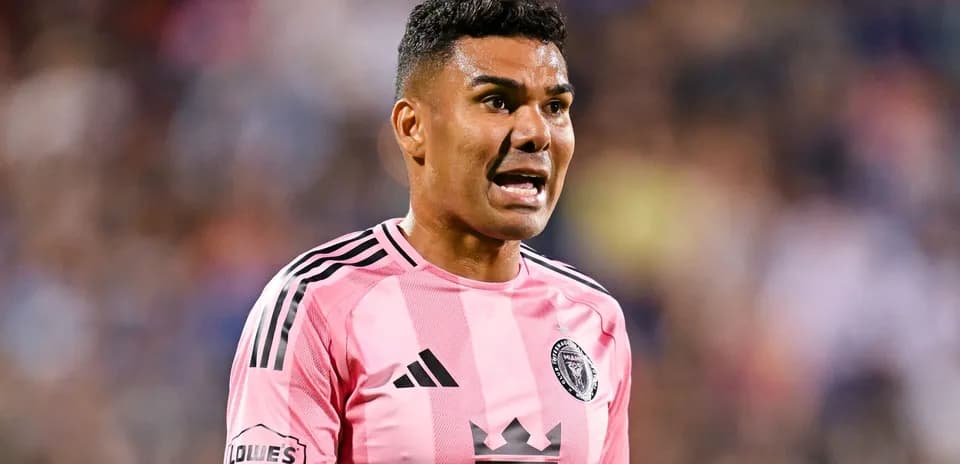 Игрок в розовой форме Miami Inter во время матча