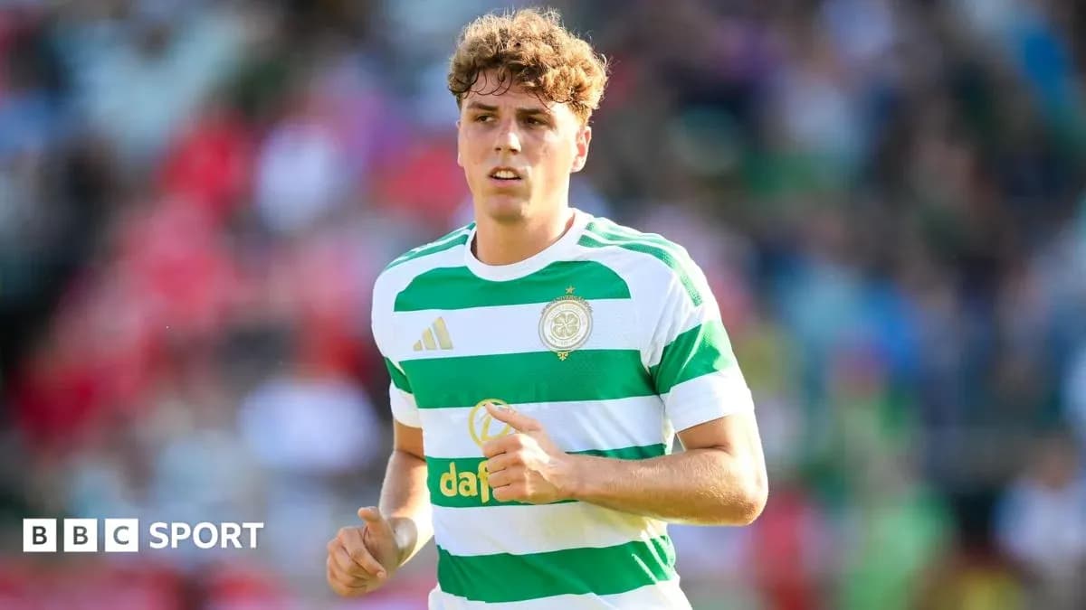 Игрок в полосатой форме Celtic на поле