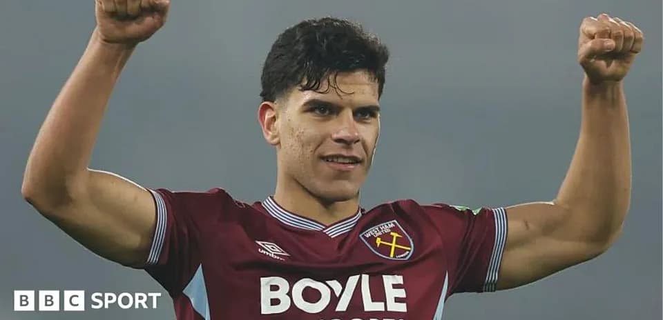 Игрок West Ham United поднимает руки в победном жесте