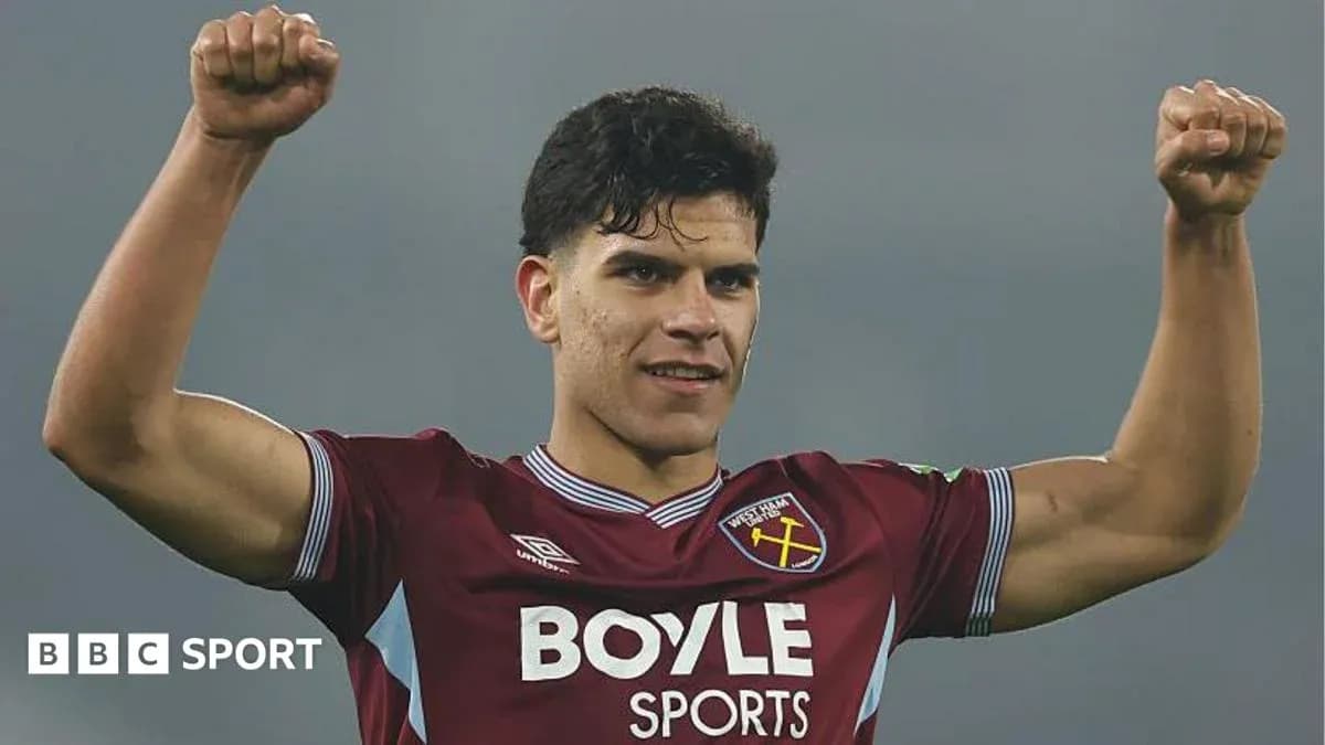 Игрок West Ham United поднимает руки в победном жесте