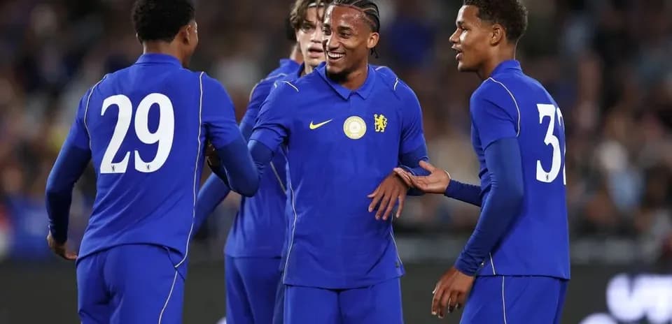 Игроки Chelsea празднуют вместе на поле
