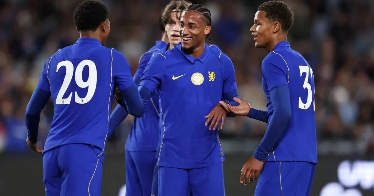Игроки Chelsea празднуют вместе на поле