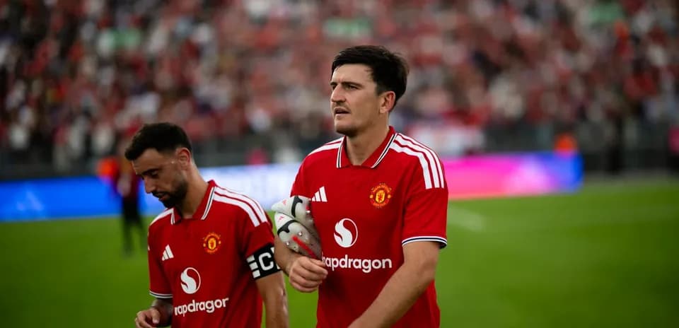 Игроки Manchester United покидают поле после матча