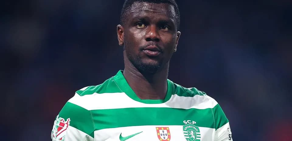 Игрок в зеленой футболке Sporting CP на поле