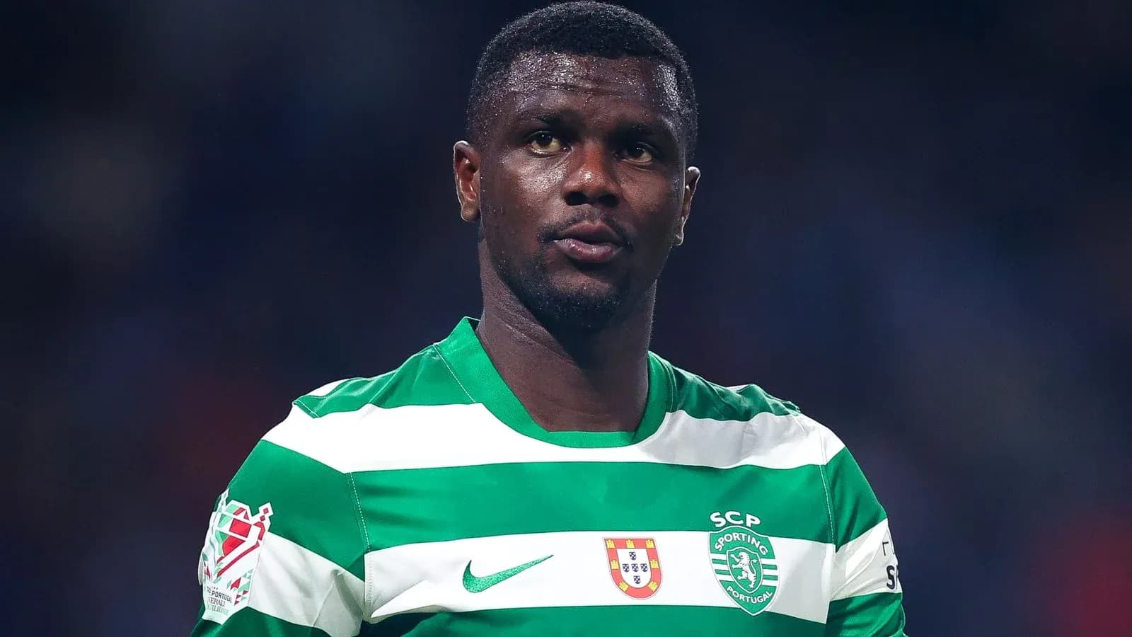 Игрок в зеленой футболке Sporting CP на поле