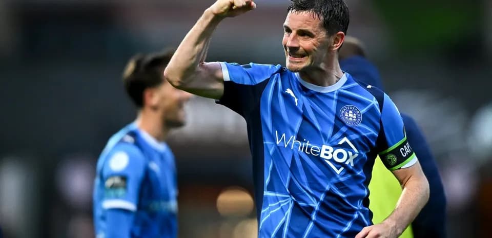Игрок команды Waterford FC радуется после победы
