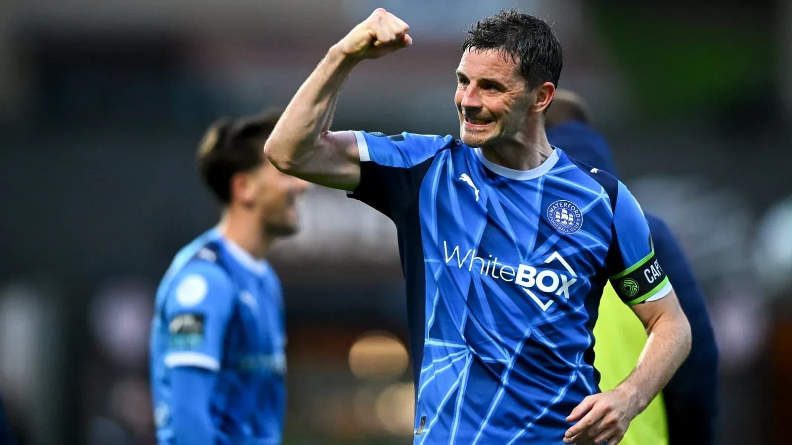 Игрок команды Waterford FC радуется после победы