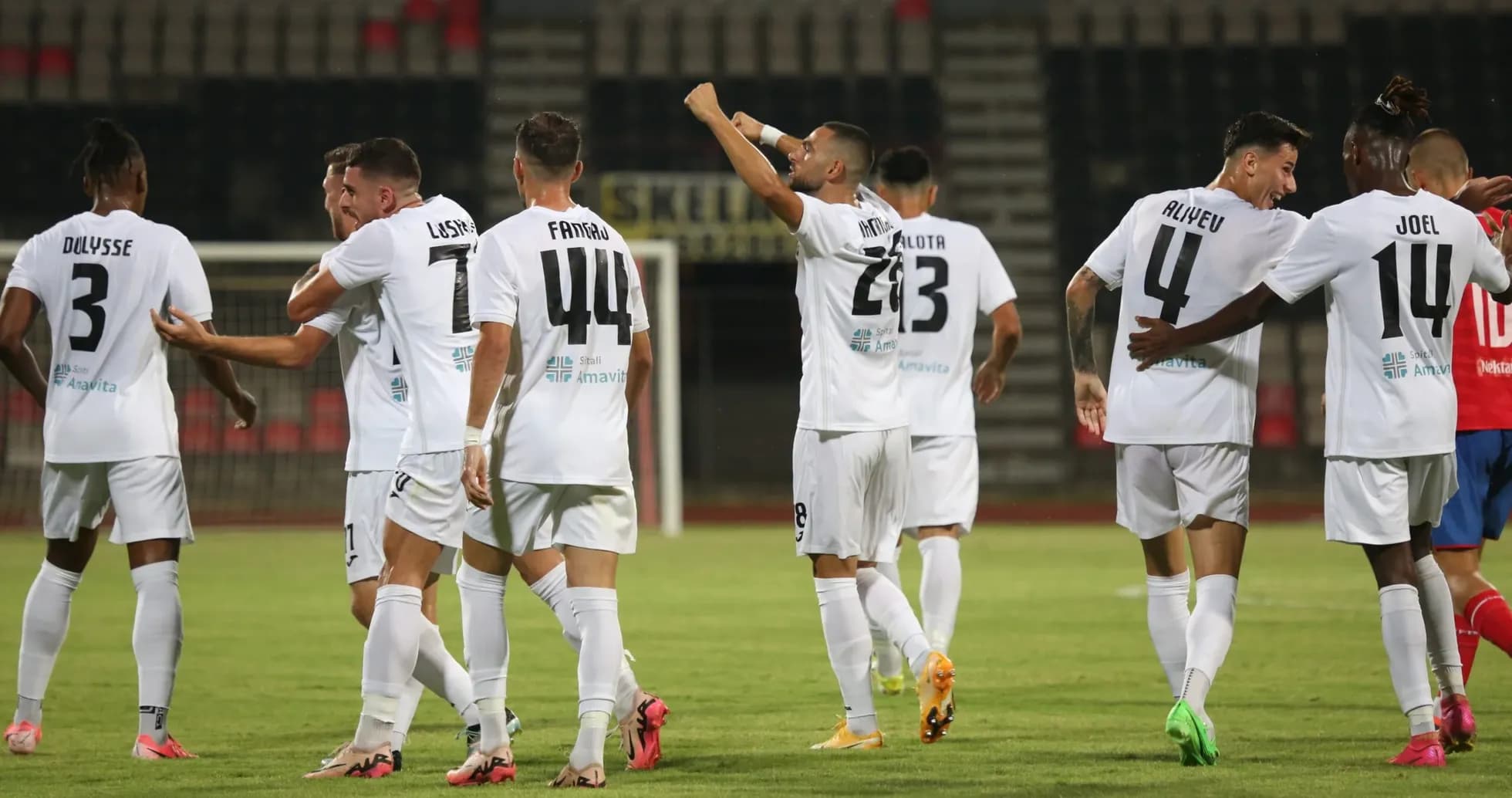 Игроки Egnatia празднуют гол на поле